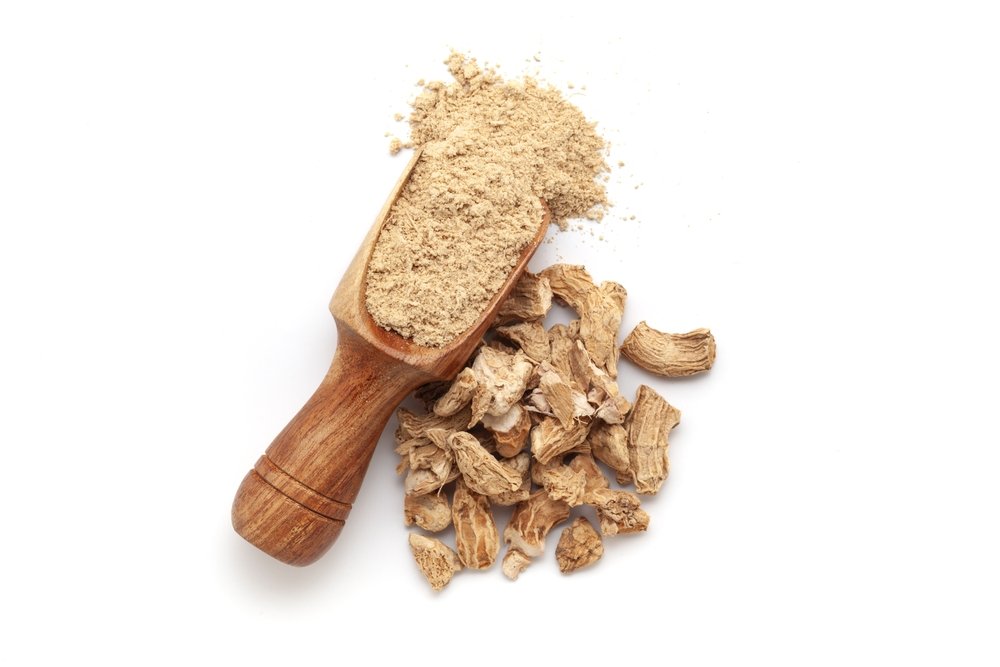 A,Wooden,Scoop,Filled,With,Organic,Dry,Ginger,Root,(zingiber